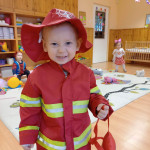 Városi Humánsegítő és Szociális Szolgálat | Farsang a bölcsődében Tűzoltóruhába öltözött kisfiú.