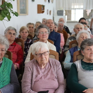 Városi Humánsegítő és Szociális Szolgálat | Galéria Előadást hallgató idősek.