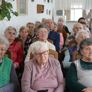 Városi Humánsegítő és Szociális Szolgálat | Galéria Előadást hallgató idősek.