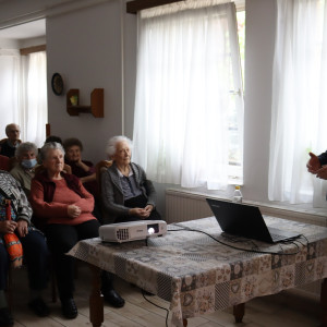 Városi Humánsegítő és Szociális Szolgálat | Galéria Egy ember előadást tart időseknek.