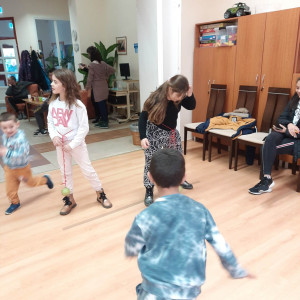 Városi Humánsegítő és Szociális Szolgálat | Galéria Játszó gyerekek egy teremben.