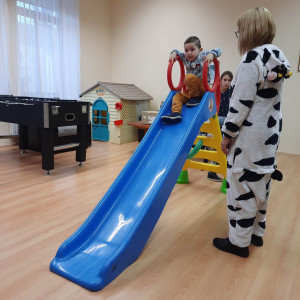 Városi Humánsegítő és Szociális Szolgálat | Galéria Csúszdázó kisfiú.
