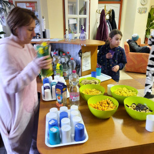 Városi Humánsegítő és Szociális Szolgálat | Galéria Édességekkel teli asztal.