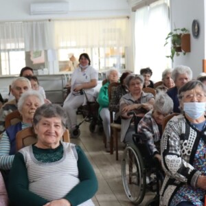 Városi Humánsegítő és Szociális Szolgálat | Galéria Előadást hallgató idősek.