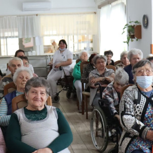 Városi Humánsegítő és Szociális Szolgálat | Galéria Előadást hallgató idősek.
