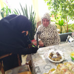 Városi Humánsegítő és Szociális Szolgálat | Galéria Farsangozó idősek egy asztalnál.