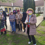 Városi Humánsegítő és Szociális Szolgálat | Galéria Farsangozó idősek egy udvaron.