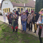 Városi Humánsegítő és Szociális Szolgálat | Galéria Farsangozó idősek egy udvaron.