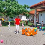 J&aacute;tsz&oacute; gyerekek a b&ouml;lcsőde udvar&aacute;n.