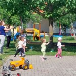 J&aacute;tsz&oacute; gyerekek a b&ouml;lcsőde udvar&aacute;n.