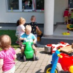 J&aacute;tsz&oacute; gyerekek a b&ouml;lcsőde udvar&aacute;n.