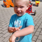 J&aacute;tsz&oacute; gyerekek a b&ouml;lcsőde udvar&aacute;n.