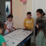 Városi Humánsegítő és Szociális Szolgálat | Galéria Csocsózó gyerekek.