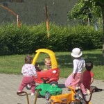 Gyerekek j&aacute;tszanak a b&ouml;lcsőde udvar&aacute;n.