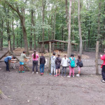 Városi Humánsegítő és Szociális Szolgálat | Napközis tábor a Családsegítőben Gyerekek állnak egy kerítésnél egy állatkertben.