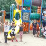 Városi Humánsegítő és Szociális Szolgálat | Napközis tábor a Családsegítőben Gyerekek pózolnak egy játszótéren.