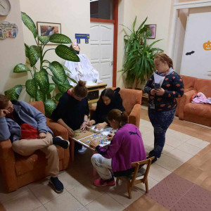 Városi Humánsegítő és Szociális Szolgálat | Halloween a Gyermekjóléti Szolgálatnál Gyerekek csoportképe a farsangi bulin.