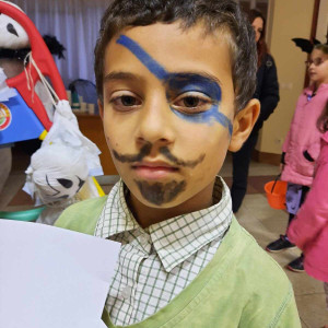 Városi Humánsegítő és Szociális Szolgálat | Halloween a Gyermekjóléti Szolgálatnál Kisfiú kalózjelmezben.