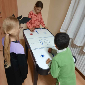 Városi Humánsegítő és Szociális Szolgálat | Halloween a Gyermekjóléti Szolgálatnál Gyerekek léghokiznak.