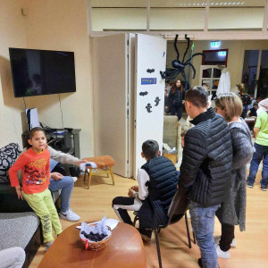 Városi Humánsegítő és Szociális Szolgálat | Halloween a Gyermekjóléti Szolgálatnál Gyerekek csoportképe a Farsangi bulin.