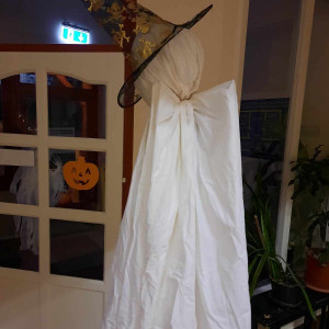 Városi Humánsegítő és Szociális Szolgálat | Halloween a Gyermekjóléti Szolgálatnál Szelem dísz a bejárati ajtó mellett.