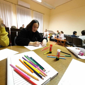 Városi Humánsegítő és Szociális Szolgálat | Halloween a Gyermekjóléti Szolgálatnál Egy kislány rajzol egy asztalnál.