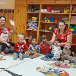 Városi Humánsegítő és Szociális Szolgálat | Mikulás várás a bölcsődében A gyerekek elköszönnek a Mikulástól.