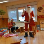 Városi Humánsegítő és Szociális Szolgálat | Mikulás várás a bölcsődében A Mikulás elköszön a gyerekektől.