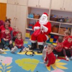 Városi Humánsegítő és Szociális Szolgálat | Mikulás várás a bölcsődében Csoportkép a Mikulásról és a gyerekekről.