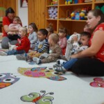 Városi Humánsegítő és Szociális Szolgálat | Mikulás várás a bölcsődében A gyerekek elköszönnek a Mikulástól.
