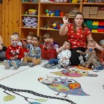 Városi Humánsegítő és Szociális Szolgálat | Mikulás várás a bölcsődében A gyerekek elköszönnek a Mikulástól.