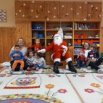 Városi Humánsegítő és Szociális Szolgálat | Mikulás várás a bölcsődében Gyerekek csoportképe a Mikulással.
