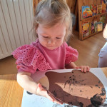 Egy süni rajz, amelynek a tüskéit egy gyermek kézzel festi.