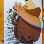 Egy süni rajz, amelynek a tüskéit egy gyermek kézzel festi.