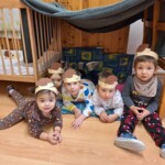 Városi Humánsegítő és Szociális Szolgálat | Sünikék a bölcsődében Gyerekek jelmezbe öltözve Farsang alkalmából.