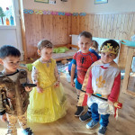 Gyerekek jelmezbe öltözve Farsang alkalmából.