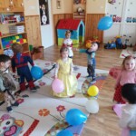 Városi Humánsegítő és Szociális Szolgálat | Farsangi mulatság a Bölcsődében Gyerekek jelmezbe öltözve Farsang alkalmából.