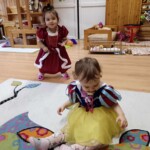 Városi Humánsegítő és Szociális Szolgálat | Farsangi mulatság a Bölcsődében Gyerekek jelmezbe öltözve Farsang alkalmából.