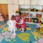 Városi Humánsegítő és Szociális Szolgálat | Farsangi mulatság a Bölcsődében Gyerekek jelmezbe öltözve Farsang alkalmából.