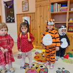 Gyerekek jelmezbe öltözve Farsang alkalmából.