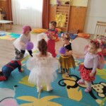 Városi Humánsegítő és Szociális Szolgálat | Farsangi mulatság a Bölcsődében Gyerekek jelmezbe öltözve Farsang alkalmából.