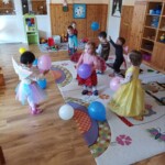 Városi Humánsegítő és Szociális Szolgálat | Farsangi mulatság a Bölcsődében Gyerekek jelmezbe öltözve Farsang alkalmából.