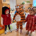 Városi Humánsegítő és Szociális Szolgálat | Farsangi mulatság a Bölcsődében Gyerekek jelmezbe öltözve Farsang alkalmából.
