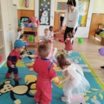 Városi Humánsegítő és Szociális Szolgálat | Farsangi mulatság a Bölcsődében Gyerekek jelmezbe öltözve Farsang alkalmából.