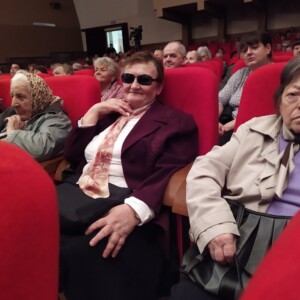 Városi Humánsegítő és Szociális Szolgálat | Galéria Színházban ülő közönség.