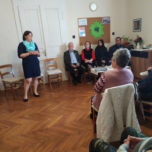 Városi Humánsegítő és Szociális Szolgálat | Galéria Előadást hallgató emberek.