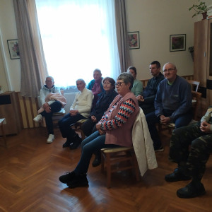 Városi Humánsegítő és Szociális Szolgálat | Galéria Előadást hallgató emberek.