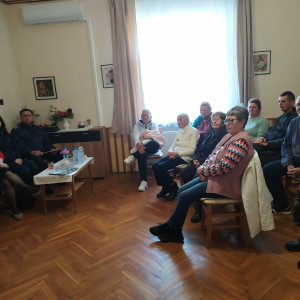 Városi Humánsegítő és Szociális Szolgálat | Galéria Előadást hallgató emberek.