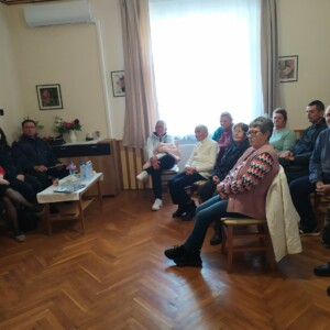Városi Humánsegítő és Szociális Szolgálat | Galéria Előadást hallgató emberek.
