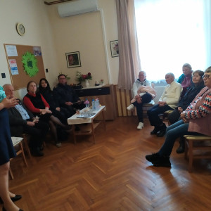 Városi Humánsegítő és Szociális Szolgálat | Galéria Előadást hallgató emberek.